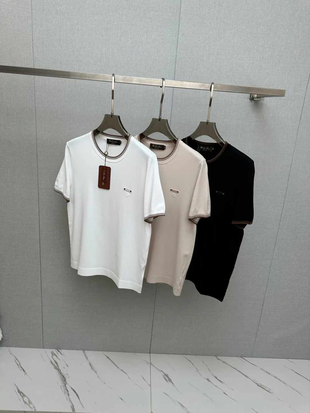 LP top quality 2026 new short sleeves! Original custom fabric, soft to the touch. Top imported private goods, fashionable design and trendy short sleeves, without losing luxury. There is no doubt about the quality. The upper body effect is awesome, luxury official website Same Style! Size: M-3XL